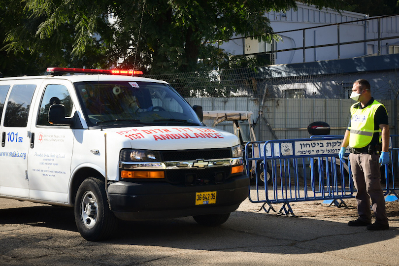 פינוי חולה בקורונה לבית החולים שיבא (צילום: פלאש 90)