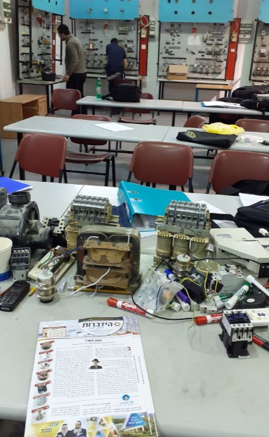 אלעזר אוריין מושייב כותב - מדי יום חמישי אני מחלק לחברים בלימודים עלוני שבת בסדנה לחשמל במכללת עתיד חיפה