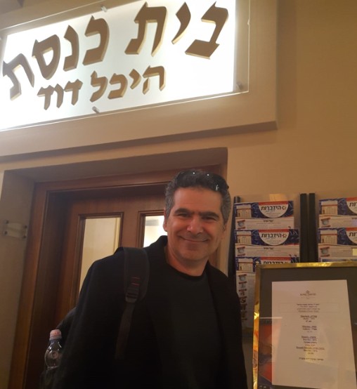 משה זנזורי שלח אלינו את תמונתו בבית הכנסת היכל דוד, במלון קינג דיויד בעיר פראג שבצ'כיה. הוא מדווח שמלאי העלונים חוסל במהרה