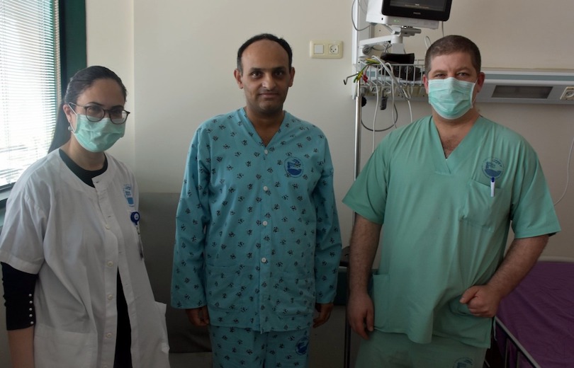 ג'וני עם צוות בית החולים, היום (צילום: מיה צבן, דוברת המרכז הרפואי פדה-פוריה)