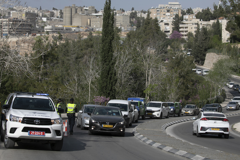 שוטרים מתשאלים נהגים בירושלים, היום (צילום: אוליבייה פיטוסי, פלאש 90)
