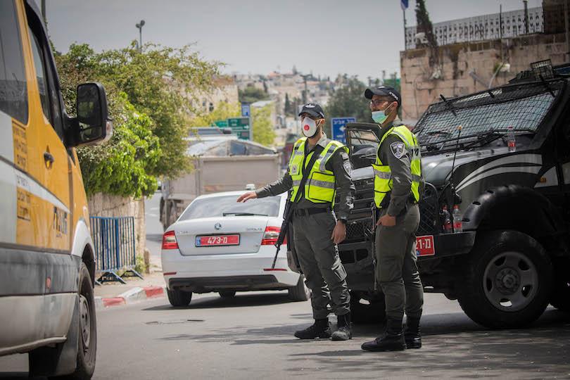 מחסום משטרתי בירושלים, היום (צילום: יונתן זינדל, פלאש 90)