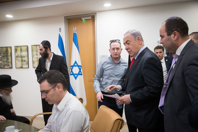 נתניהו ובכירי מערכת הבריאות, בחודש שעבר (צילום: יונתן זינדל, פלאש 90)