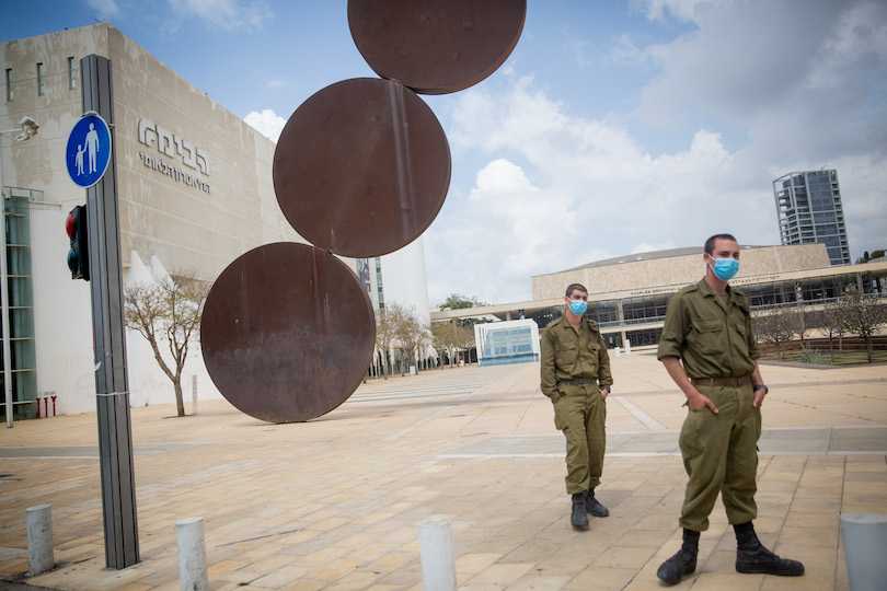 חיילים בכיכר הבימה בתל אביב (צילום: מרים אלסטר, פלאש 90)