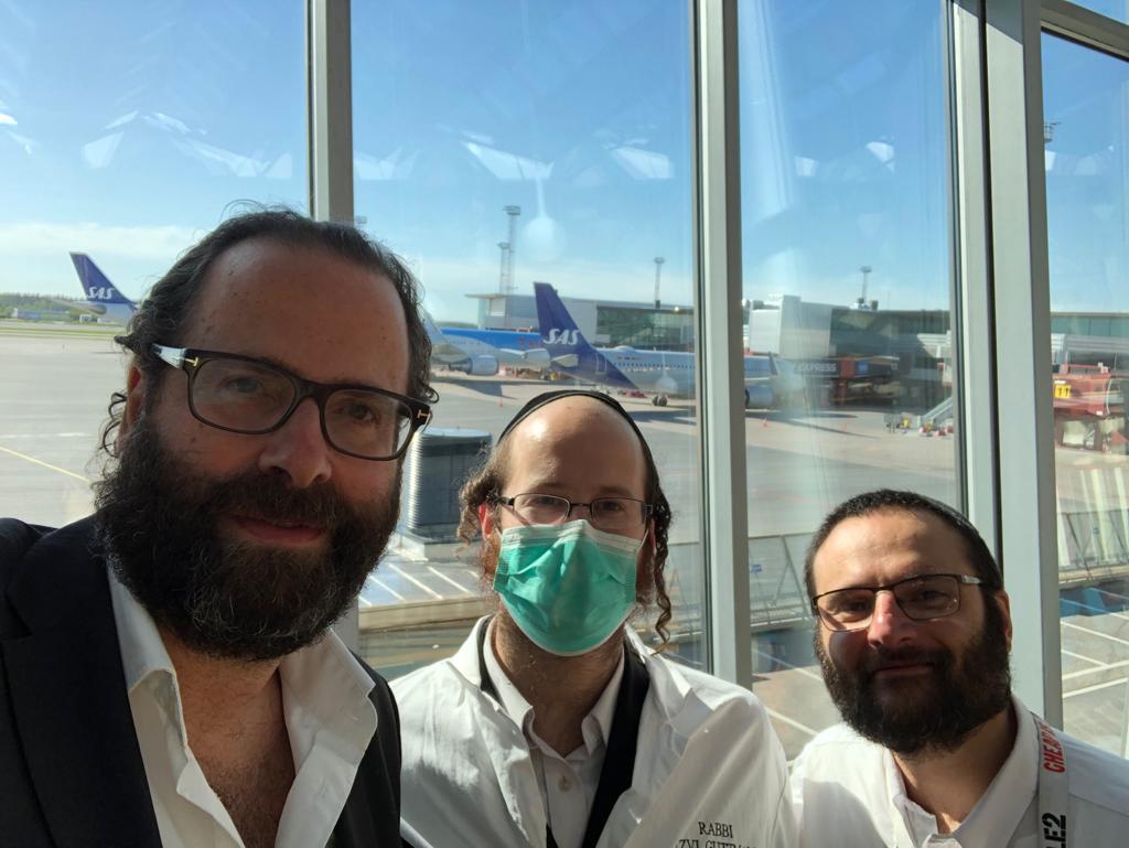 לאחר הברית: הרב גוטמן והרופא עם אבי הבן בנמל התעופה בשבדיה
