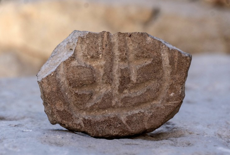 החותם מהתקופה הפרסית (צילום: שי הלוי, רשות העתיקות)