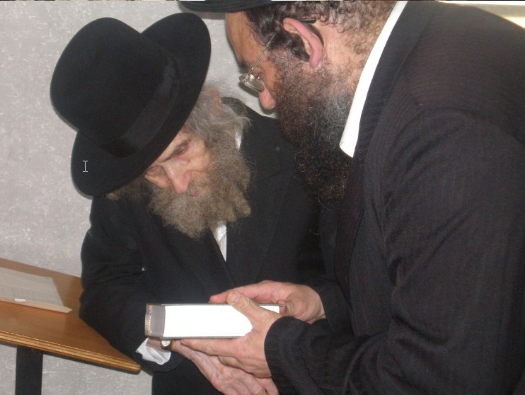 הרב גנוט מציג את ספרו בפני הגראי''ל שטיינמן זצ''ל