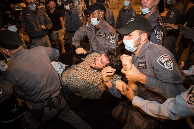 שוטרים גוררים מפגין מחוץ למעון ראש הממשלה, אמש (צילום: יונתן זינדל, פלאש 90)