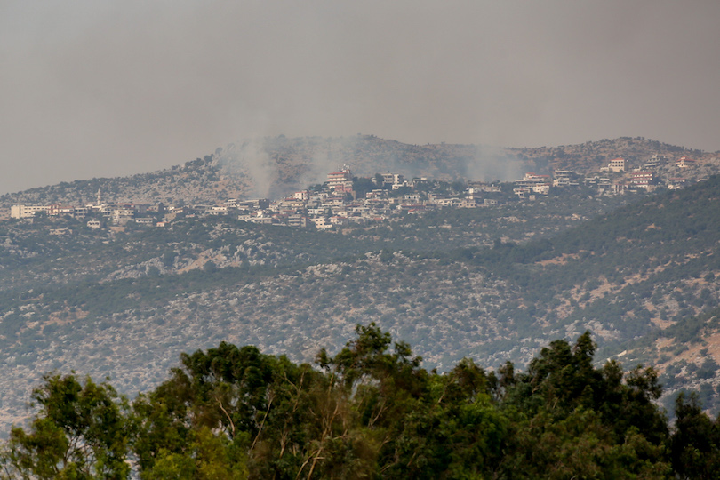 עשן מיתמר מכפר חובה בצד הלבנוני כפי שנראה מהצד הישראלי, היום (צילום: דוד כהן, פלאש 90)
