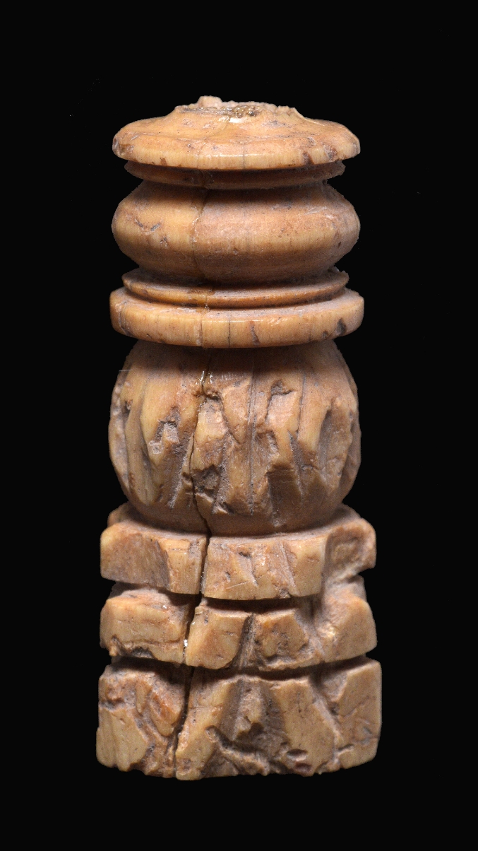 כלי עצם (צילום: קלרה עמית, רשות העתיקות)
