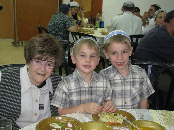 שני הבנים הקטנים עם סבתא