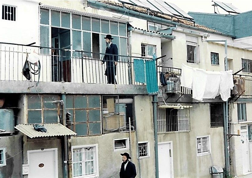 הרב גרוסמן בבית ילדותו בשכונת מאה שערים (צילום: אלבום משפחחתי)