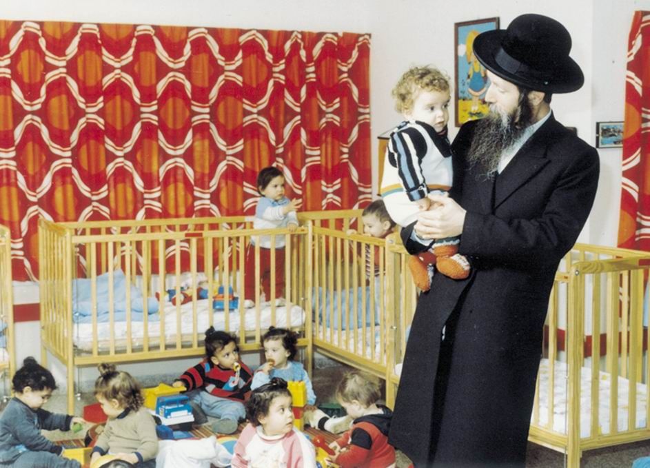 הרב גרוסמן בביקור בגן ילדים של קריית החינוך מגדל  אור (צילום: רונן מנשה)