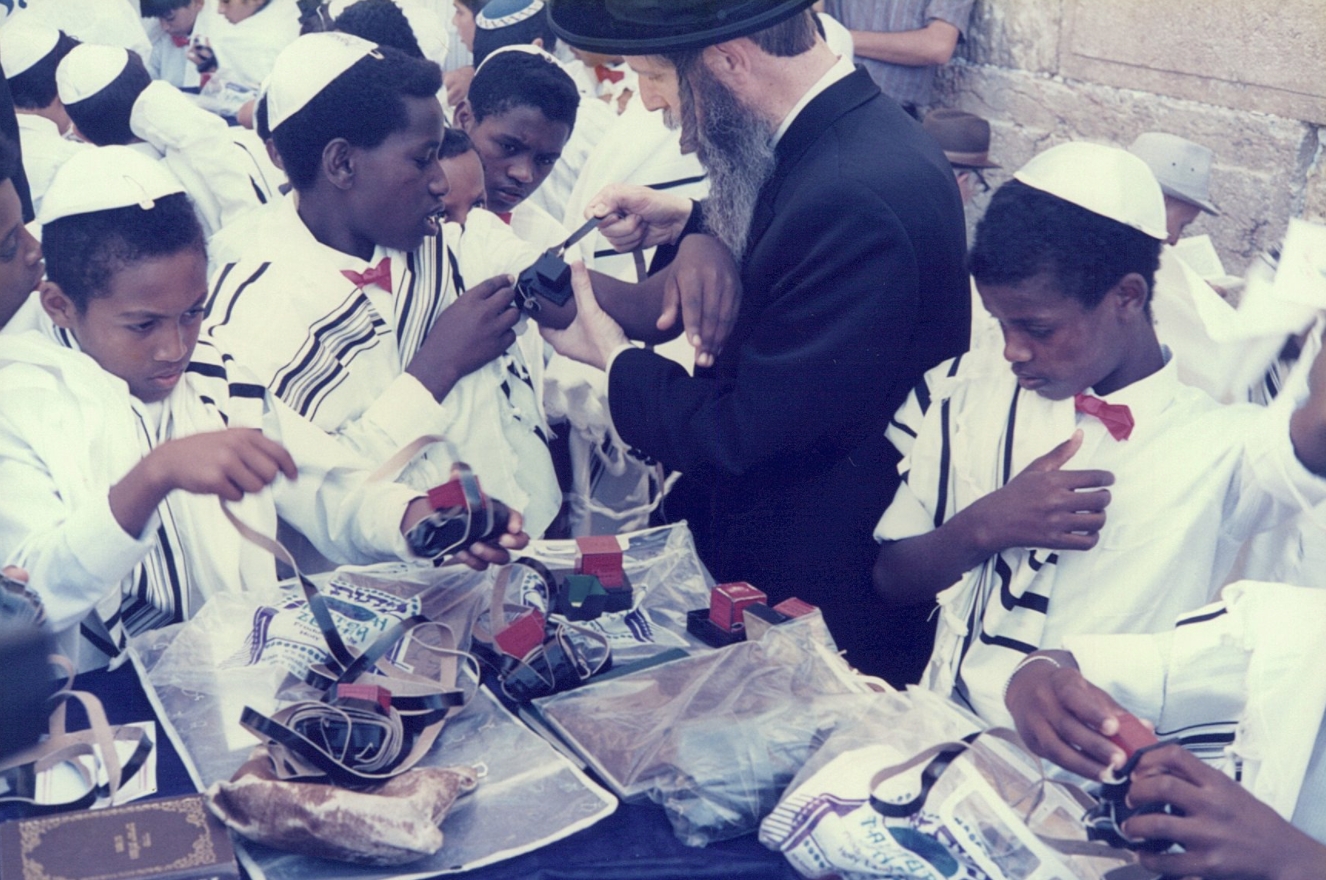 הרב גרוסמן עורך טקס בר מצווה לילדי העולים מאתיופיה (צילום: רונן מנשה)