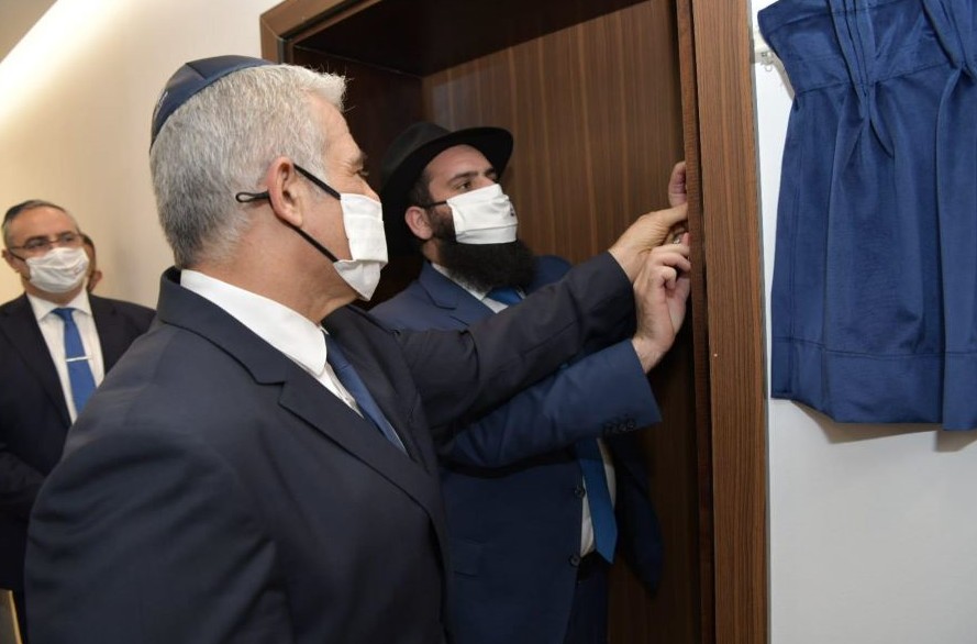 קביעת מזוזה בפתח השגרירות על ידי הרב לוי דוכמן (צילום: שלומי אמסלם, לע''מ)