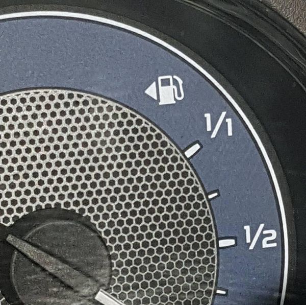 רק היום גיליתי שהחץ ליד הסימן של הדלק מראה מאיזה צד מתדלקים