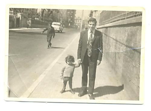 אביו של יום טוב עם אחיו הצעיר ברחוב בחלב