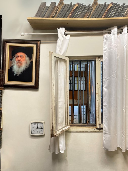 החלון ממנו הביטה הרבנית לבית הכנסת