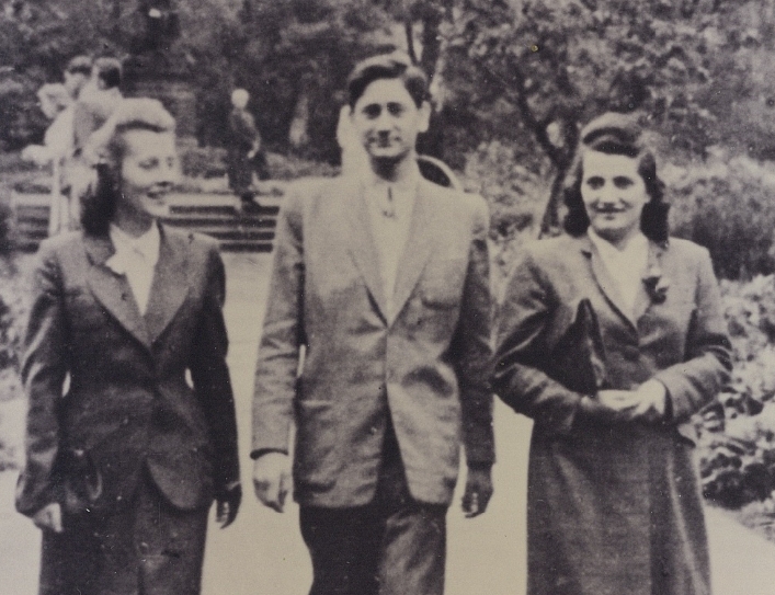 1945, קרקוב. איירין, הרשל ופולה מוריס. איירין בחליפה שהרשל תפר לה (קרדיט: באדיבות המשפחה)