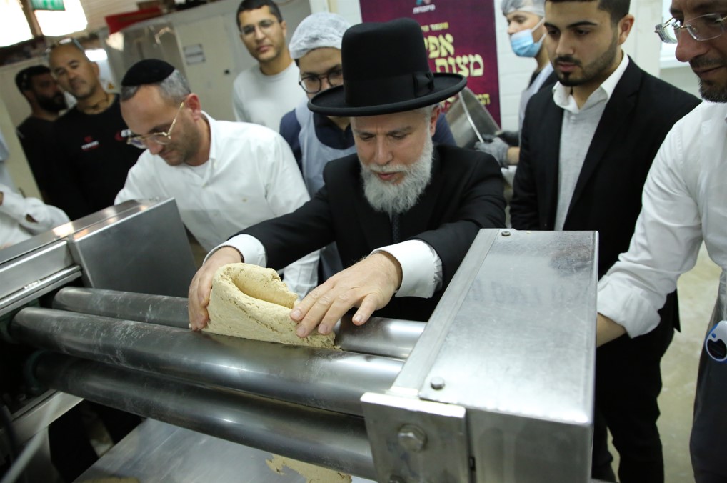 הרב זמיר כהן משתתף בעצמו באפיית המצות למען תורמי קמחא דפסחא