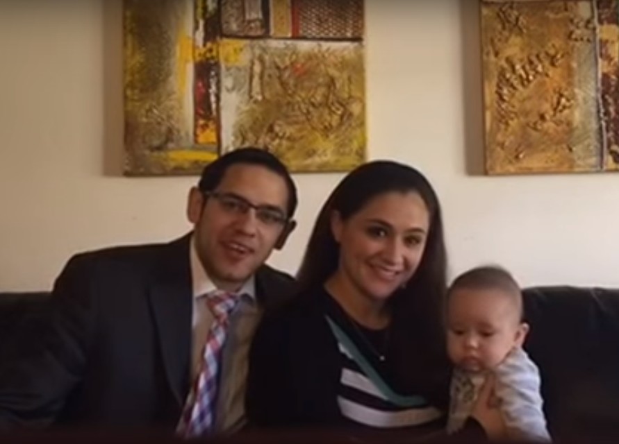 עקיבא נוימן עם אשתו ובנו התינוק (צילום מסך יוטיוב)