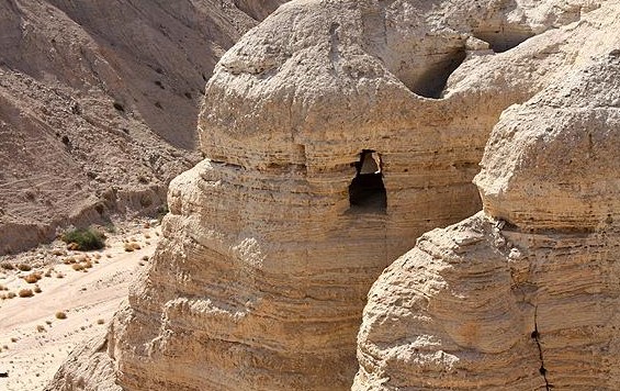 מערות הקומראן, שם התגלו המגילות בשנות ה 50