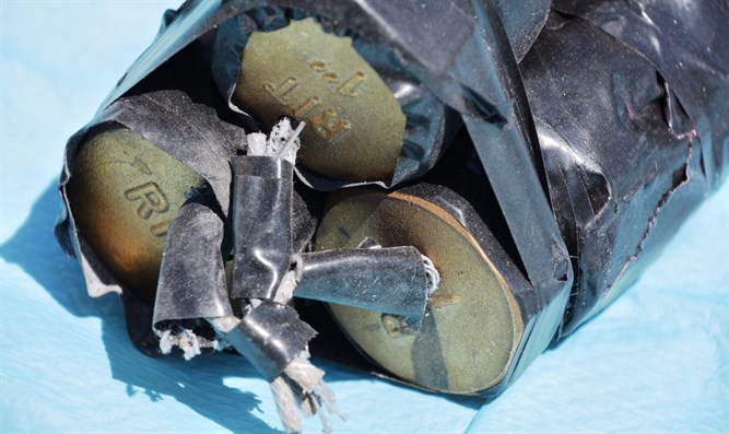 המטענים שאותרו בתיק המחבל (צילום: דוברות משטרת ישראל)