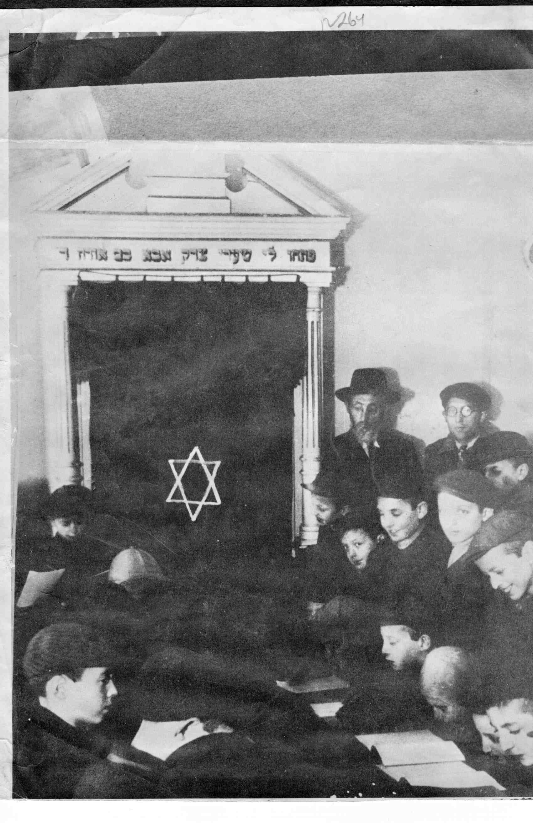 יהודים מצטופפים ללמוד תורה // התמונות באדיבות גנזך קידוש השם
