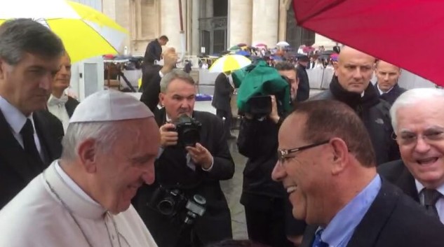 סגן השר קרא בעת ביקורו עם האפיפיור בוותיקן באיטליה בשבוע שעבר (צילום: אייל דותן)