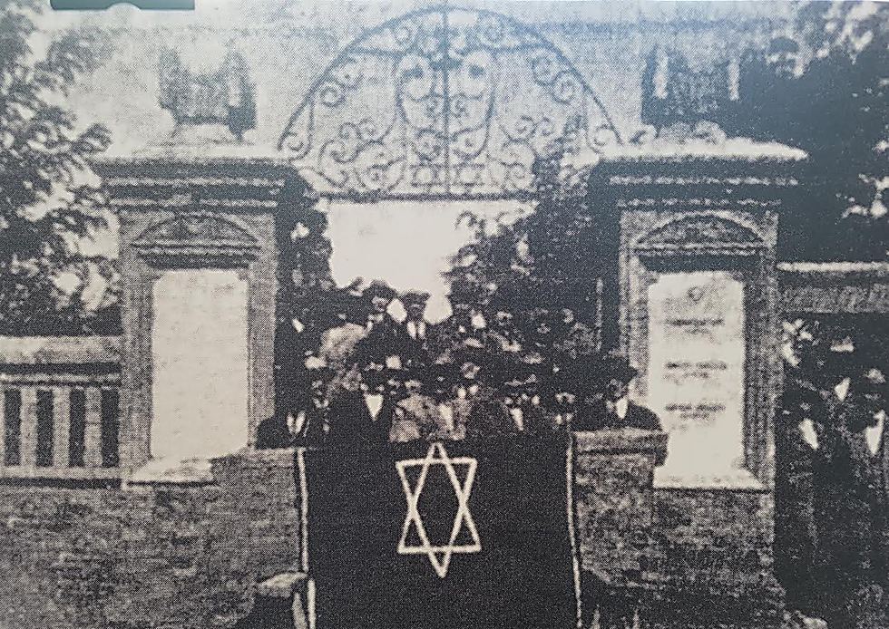 הלוויה בבית קברות יהודי בעיר טיינג'ין