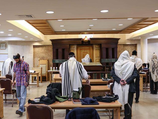 תפילת שחרית, הבוקר בבית הכנסת (צילום: עופר תמיר)