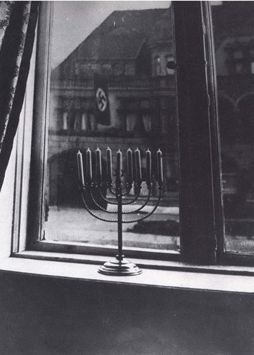 ערב הבחירות שהעלו את היטלר לשלטון, צילמה רחל, אשתו של הרב ד"ר עקיבא פוזנר, את מנורת החנוכה שבביתם 