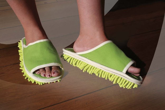 נעלי בית מיוחדות שמנקות את הרצפה תוך כדי הליכה