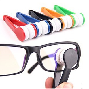 מכשיר מיוחד לניקוי דו-צדדי של עדשות משקפיים