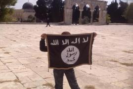 תומך דאע"ש עם דגל הארגון בהר הבית