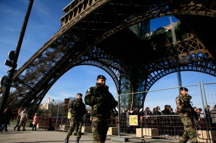 כוחות ביטחון סמוך מגדל אייפל בפריז (צילום: יוסי זמיר / פלאש 90)