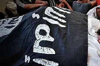 גופת אחד המחבלים ההרוגים, עטופה בדגל דאע"ש