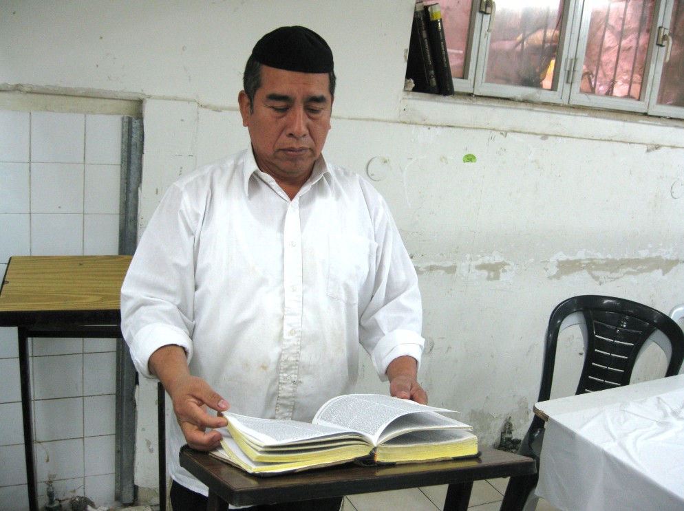 נחום, אחד מחברי הקבוצה שהתגיירו, שעובד יחד ישי בישיבת "באר התורה"