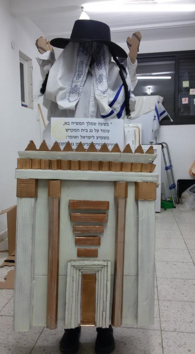 שחר שלום, בת 10 מנצרת עילית, התחפשה למשיח עומד על גג בית המקדש