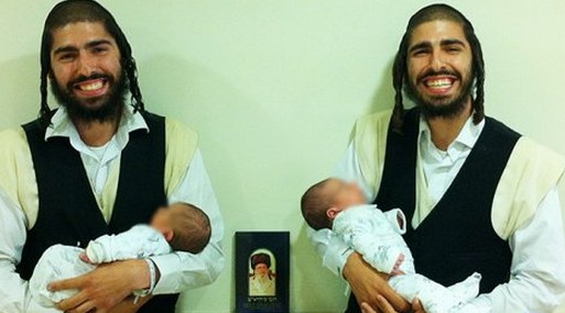 האחים התאומים יחד עם הבנות שנולדו (צילום: באדיבות המצלם)