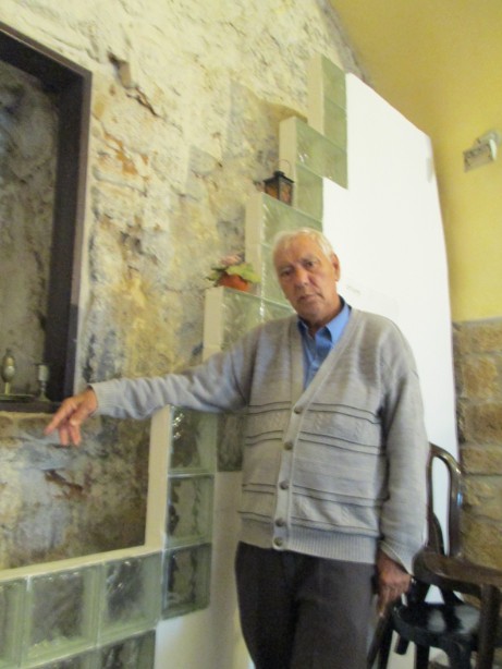 הגבאי אלי חזן מצביע על עזרת נשים המאולתרת