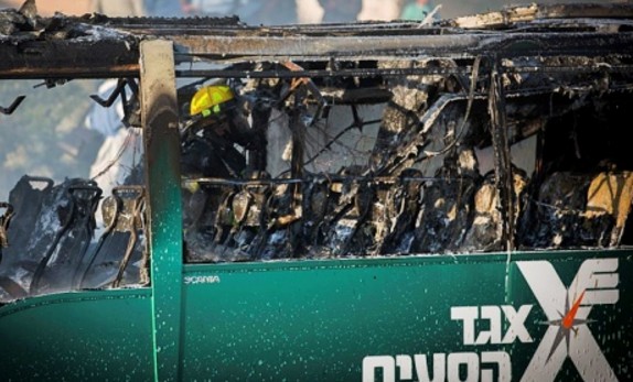 אחד האוטובוסים שנפגעו (צילום: פלאש 90)
