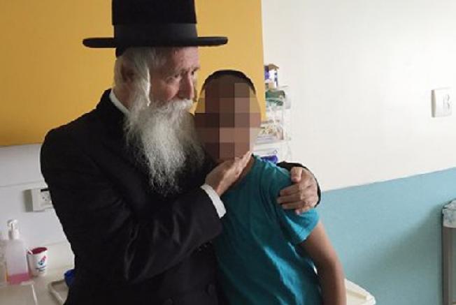 הרב גרוסמן עם הילד (צילום: באדיבות המצלם)
