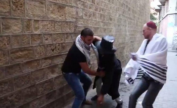מתוך הסרטון: פלסטיני תוקף "חרדי" ו"דתי" (צילום מסך, מתוך פייסבוק)