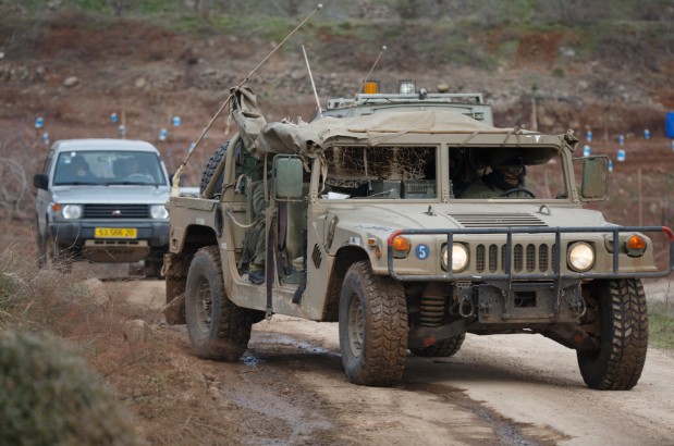 רכב צבאי נפגע (צילום: פלאש 90)