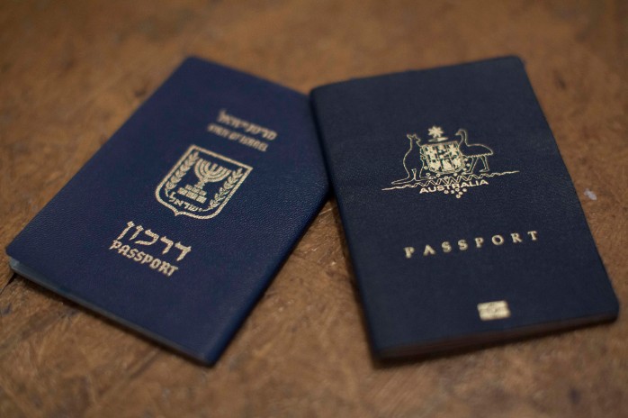 דרכון (צילום: יונתן סינדל / פלאש 90)