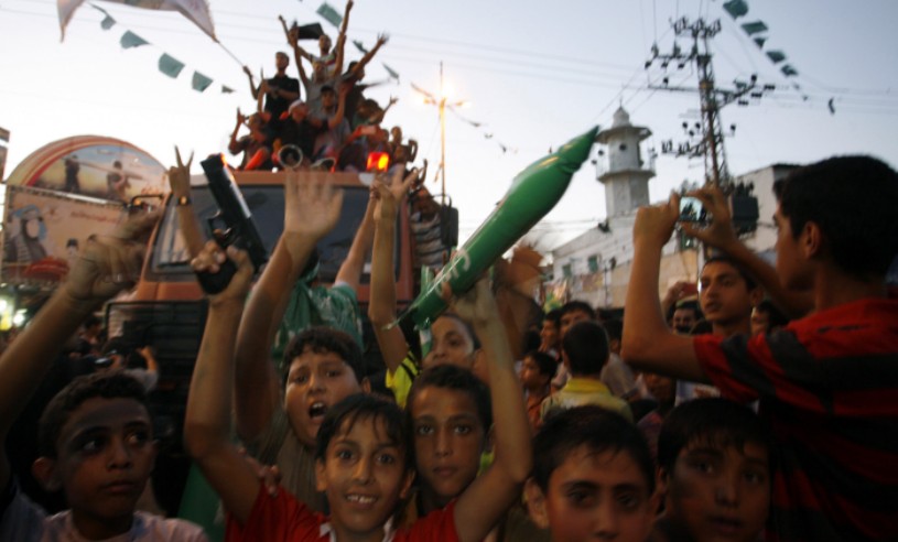 בכירי חמאס יצאו מהבונקרים לחגוג ניצחון, הילדים קיבלו רובים (צילום: פלאש 90)
