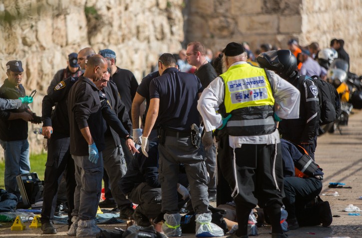 זירת הפיגוע בירושלים (צילום: יונתן סינדל / פלאש 90)