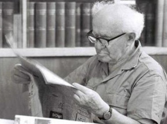 דוד בן גוריון קורא עיתון בספריית ביתו בשדה בוקר, 1968 (צילום: פריץ כהן / לע''מ)