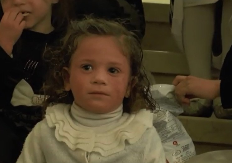 ילדה חולה באטופיק דרמטיטיס (צילום מסך 'קומי עורי')